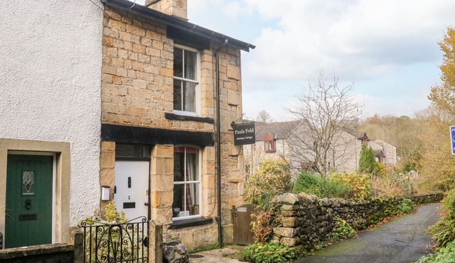 PAULS FOLD HOLIDAY COTTAGE, pet friendly, with open fire in Ingleton