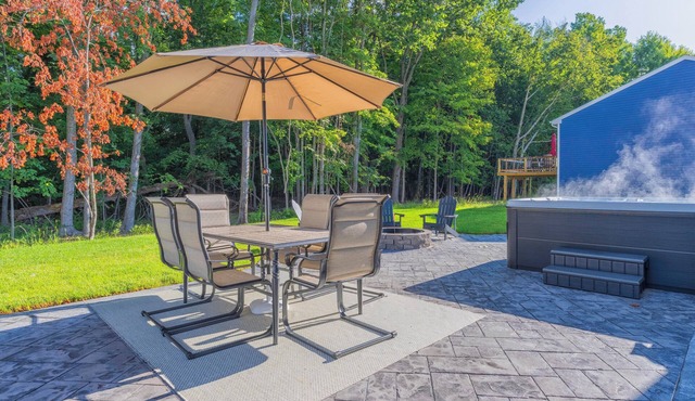 Paw Paw Lake Escape | Pet Friendly | Near Paw Paw Lake