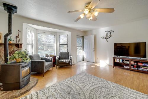 Payson Home w/Yard & Deck: Pets Welcome!
