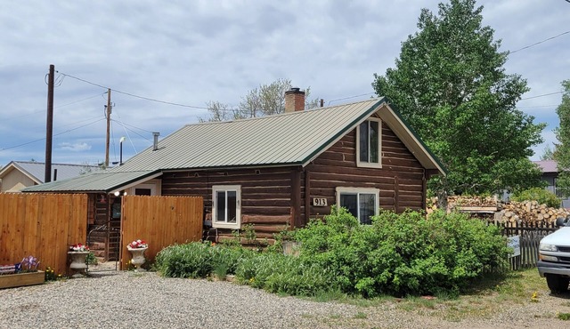 Payton's Place. A cozy cabin with private outdoor space pet friendly.