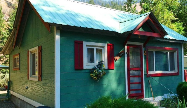 Peace by the river. Cozy cabin right next to the Little Salmon River