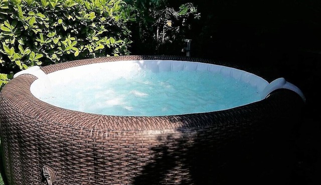 PEACE OF MIND ASSURED. COMFORT, COCOONING ATMOSPHERE, JACUZZI, LARGE GARDEN......