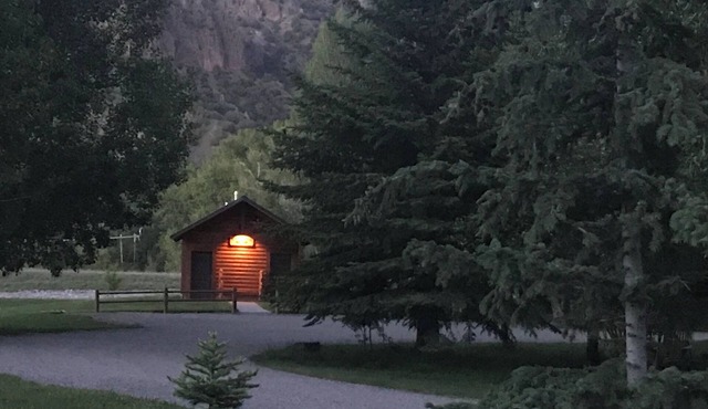 Peaceful 1-bedroom log cabin “Bear” in Ririe