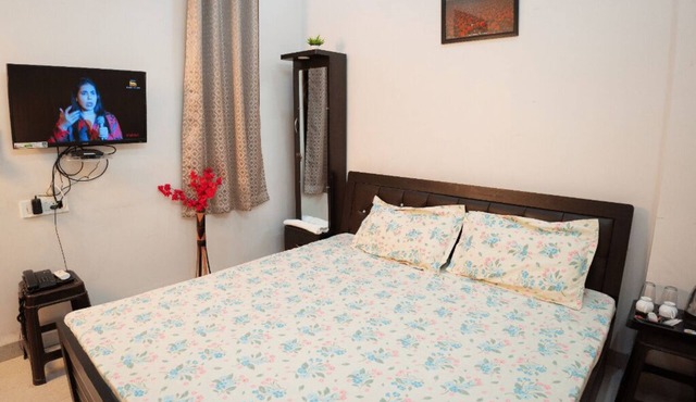 Peaceful 1BHK Near Taj | Kitchen + Breakfast