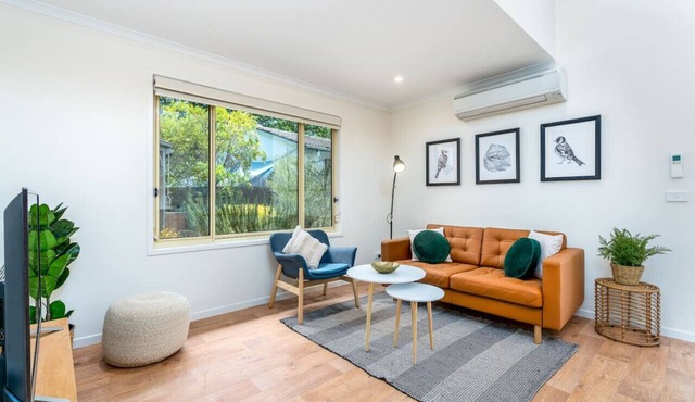Peaceful 1BR Courtyard Unit in quiet Dickson