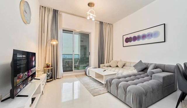 Peaceful 1BR with Balcony | Elite Residence Dubai