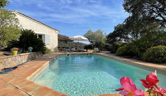Peaceful 2 bedroom villa with private pool and air conditioning