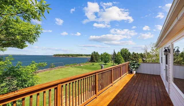 Peaceful 3Br Waterfront Escape with water access close to Beaches, Golf & Dining