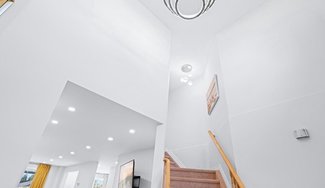 Peaceful - 4 bdrm home with fast WIFI free parking
