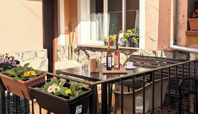 Peaceful 4-bedroom holiday home nestled between green mountains and beaches.