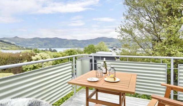 Peaceful Akaroa Retreat - pet friendly