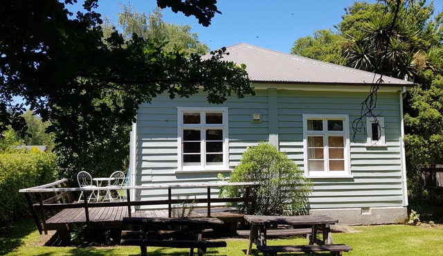 Peaceful and private bach just a few minutes walk to village centre and pools