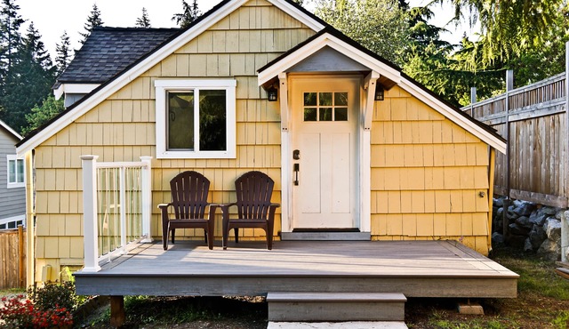 Peaceful and private studio, easy walk to downtown Edmonds