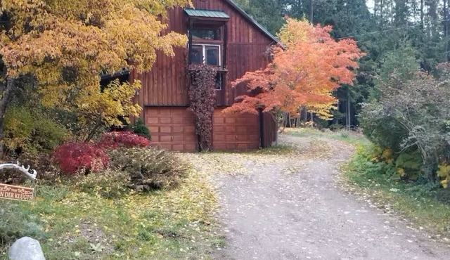 Peaceful and private suite. Close to ferry landing and Kokanee Provincial Park.