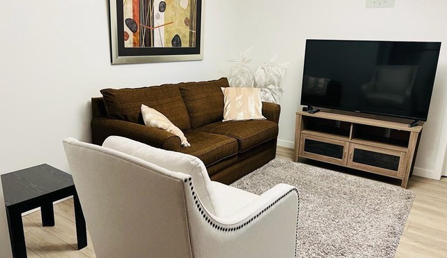 Peaceful and Spacious Family-friendly Basement Suite Next to Fish Creek Park
