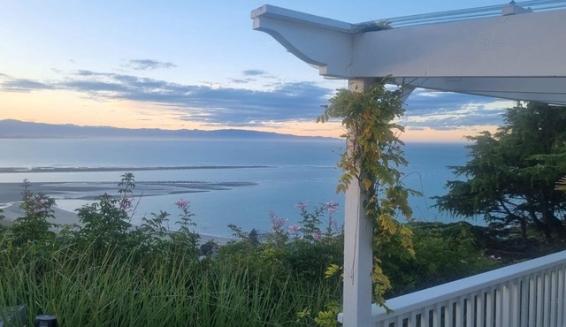 Peaceful and warm and cosy with beautiful sea views in the heart of Nelson