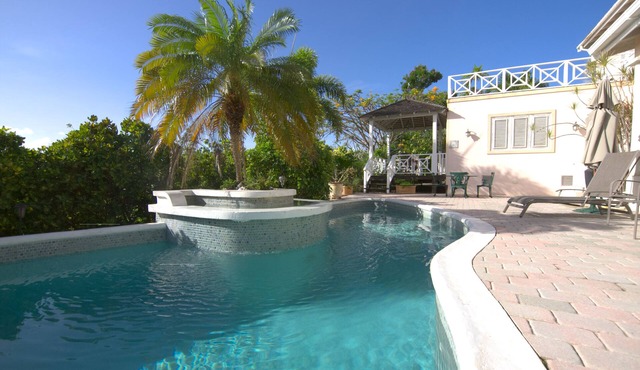 Peaceful apt - pool & gazebo & sea views 5 mins to beach !