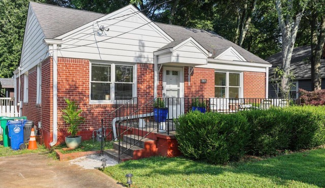 Peaceful Artistic Bungalow, minutes from downtown Decatur and Avondale Estates