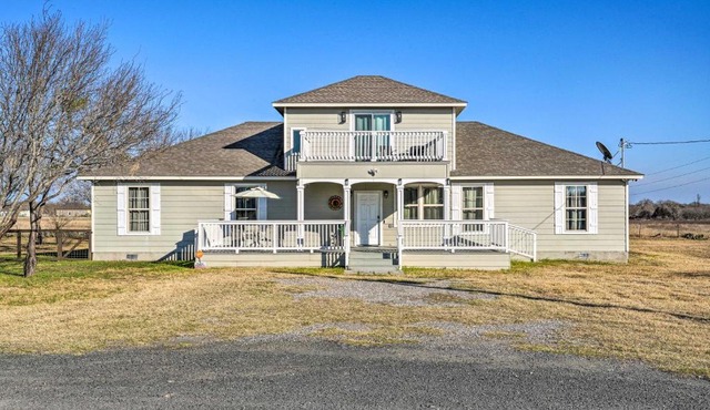 Peaceful Atascosa Home w/Balcony & Deck!
