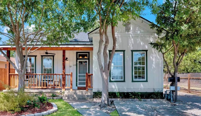 Peaceful Austin Cottage with Private Yard. Centrally Located