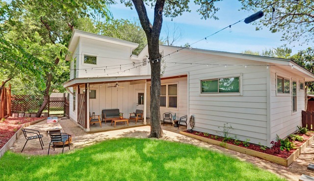 Peaceful Austin Oasis w/King Bed I Private yard l Centrally Located
