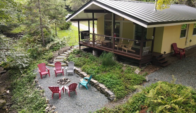 Peaceful Brookside North Pomfret Cottage
