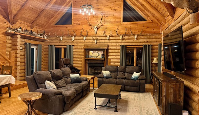 Peaceful Cabin on 6 acres, early check-in, late check-out. 3 master bedrooms