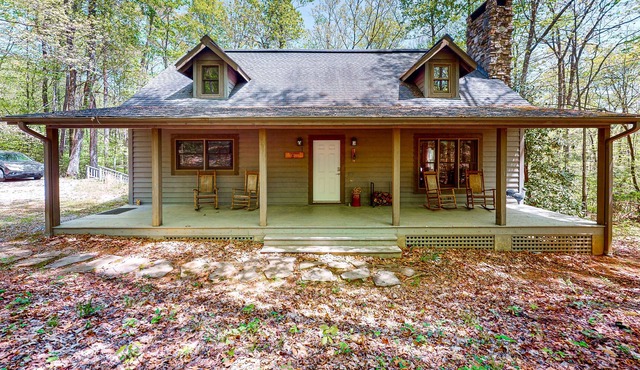 Peaceful cabin with game room, WiFi, fireplace & spacious deck with grill
