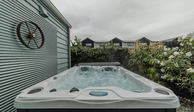 Peaceful City Cottage & Hot Tub