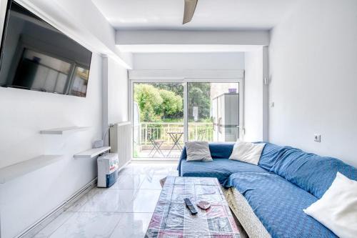 Peaceful Coastal 2-Bedroom Retreat by ΜΡS