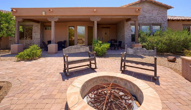 Peaceful comfortable house with swimming pool - desert mountains view
