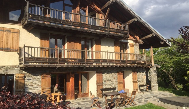 Peaceful, comfortable mountain chalet with sauna and jacuzzi
