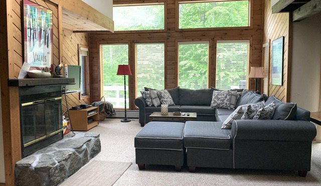 Peaceful, comfortable townhouse near Mount Snow; free shuttle; hot tub