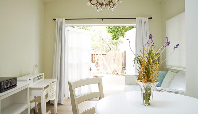 Peaceful Cottage Among Berkeley Mansions