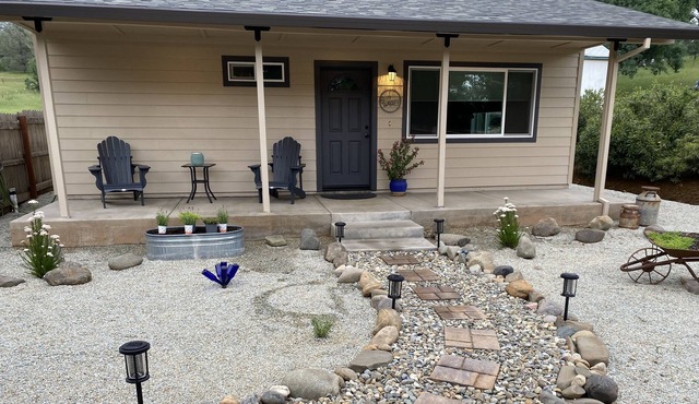 Peaceful Cottage just minutes from walking trails and Sundial Bridge