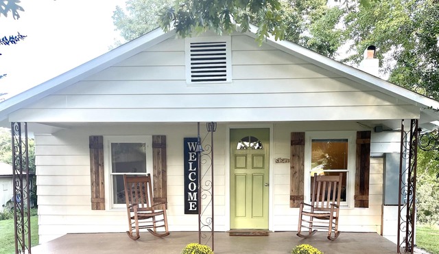 Peaceful cottage on 12 acres, easy access to Lake Lure and all local activities.