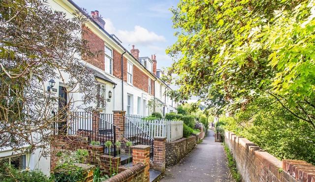 Peaceful elevated residential area - 10 minute walk to city centre