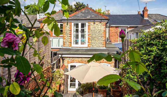 Peaceful Elevated Residential Area - Walk to City
