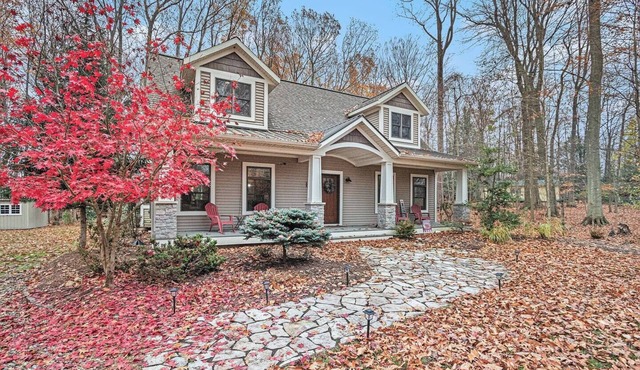 Peaceful family-friendly retreat near South Haven. Walk to the association beach, relax on the screened porch, grill dinner, and gather around the large fire pit under the stars. Just 15 minutes to downtown South Haven and Lake Michigan beaches.