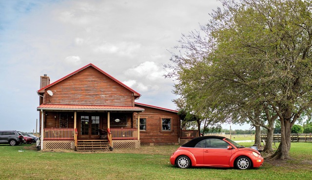 Peaceful Farm Cabin Getaway, 2BR w/WiFi, AC & Sunrise Views