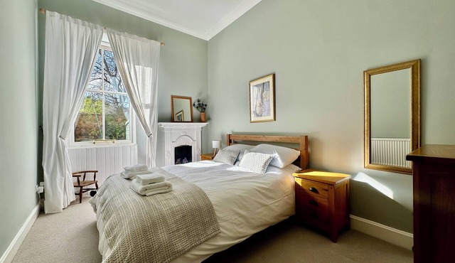Peaceful Festival Retreat - Main Door Morningside Garden Flat