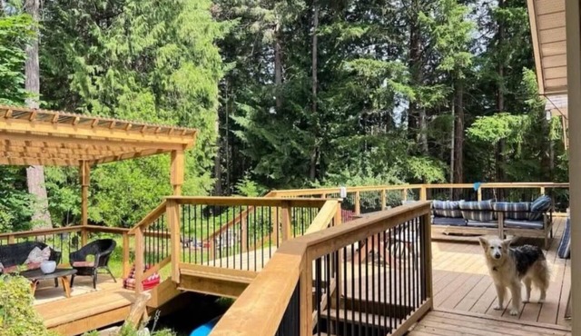 Peaceful getaway by the ocean in the privacy of trees