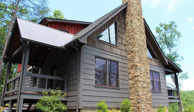 Peaceful getaway 6 mins to downtown! 3 Fireplaces! King on each level!