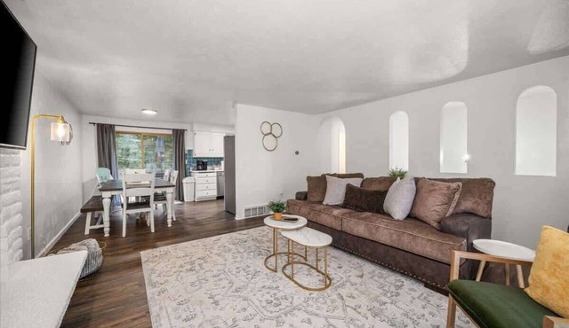 Peaceful Haven I Stylish Home in North Spokane
