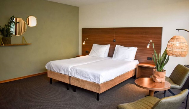 Peaceful Haven w/Onsite Dining, Close to City Sights & Scenic Outdoor Adventure