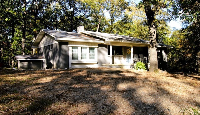 Peaceful Hideaway Cabin with Sunroom and Fire Pit near Lake Ouachita, Arkansas