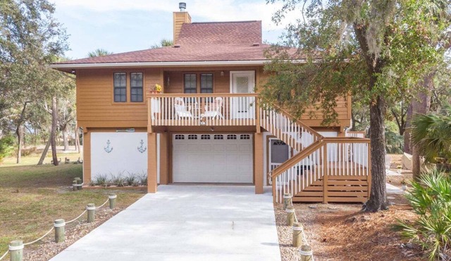 Peaceful home with fire-pit, screened porch, pet friendly, walk to the beach.