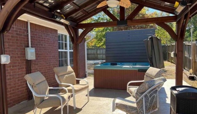 Peaceful Home close to I-49 and Razorback Stadium