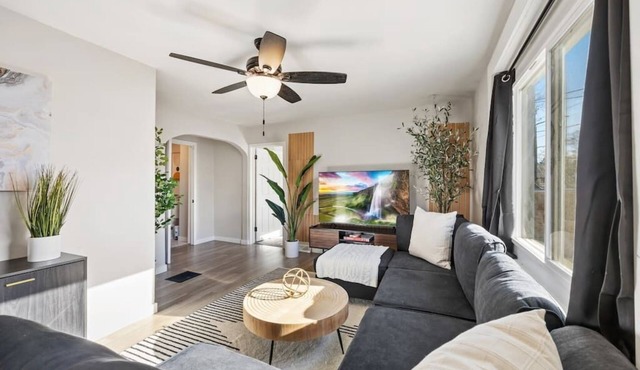 Peaceful Home with 4BR, Big Yard and amazing art