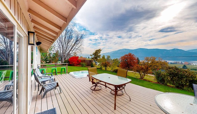 Peaceful home with private hot tub & lake views - great location near wineries